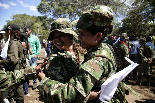 Guerrilheiras das Farc se sadam ao chegar  zona de desmobilizao de Pondores, na Colmbia