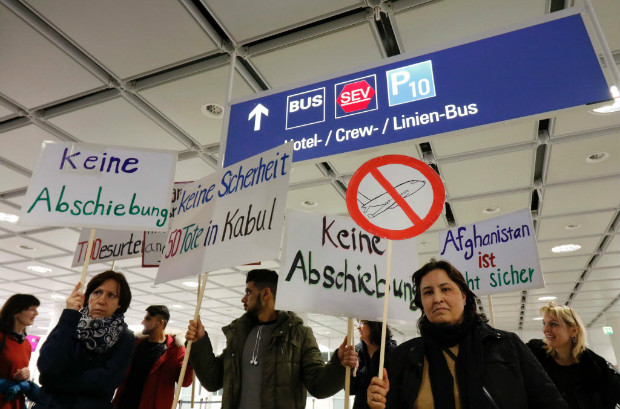 Manifestantes protestam contra a deportao de afegos no aeroporto de Munique no dia 22