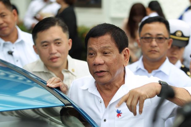 O presidente Rodrigo Duterte fala a repórteres durante lançamento de veículo japonês produzido nas Filipinas
