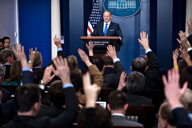 O porta-voz da Casa Branca, Sean Spicer, responde a perguntas de jornalistas em entrevista diria