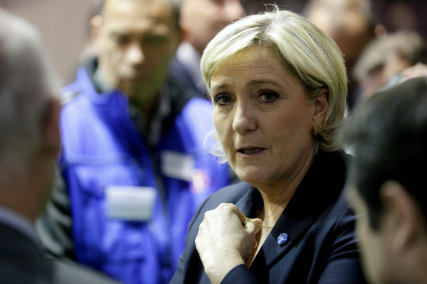 A candidata da extrema direita da Frana, Marine Le Pen, visita a Feira Agrcola de Paris nesta tera