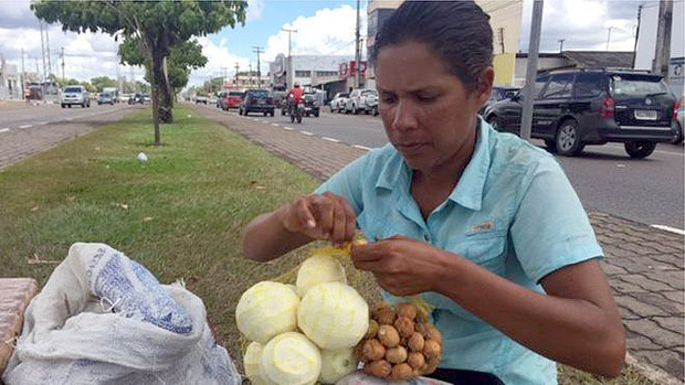 Mara Jos Pacheco vende laranjas em um semforo de Boa Vista h cinco anos, quando deixou seu emprego de professora na Venezuela 
