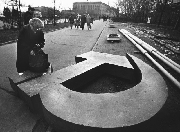 Smbolo da foice e do martelo  visto tombado em Moscou em novembro de 1990