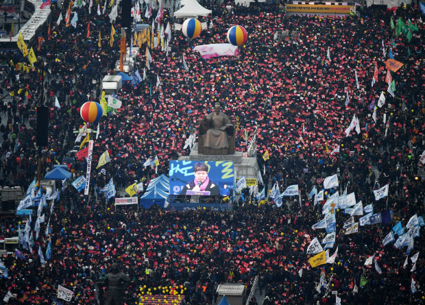 Grupo de manifestantes contrrio  presidente sul-coreana Park Geun-hye protesta nas ruas de Seul