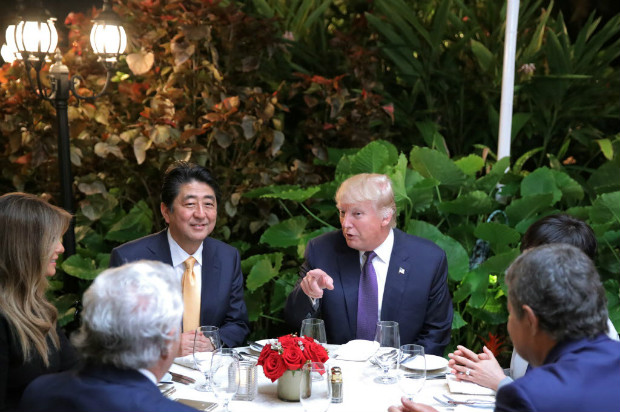 Donald Trump janta com a mulher, Melania, e o primeiro-ministro japons, Shinzo Abe, em Mar-a-Lago