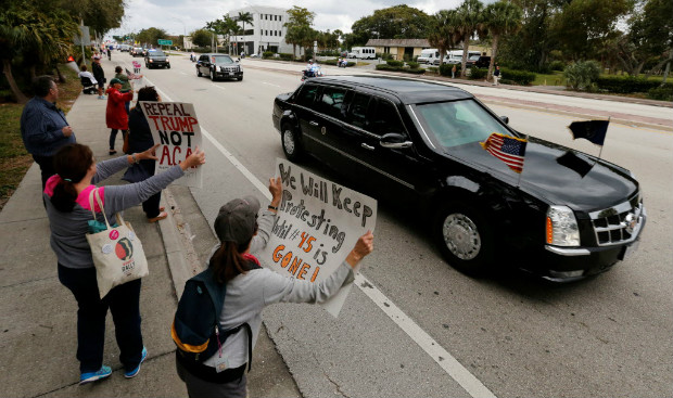 Manifestantes protestam na passagem da comitiva presidencial por West Palm Beach, na Flrida