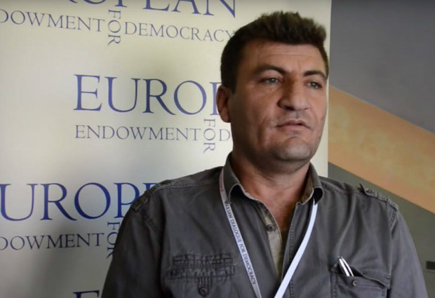 O radialista Raed Fares, da Radio Fresh, resiste a grupo extremista que domina Kafranbel, na Sria
