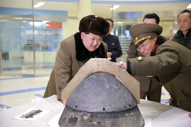 O ditador norte-coreano, Kim Jong-un, observa ogiva de míssil balístico após lançamento