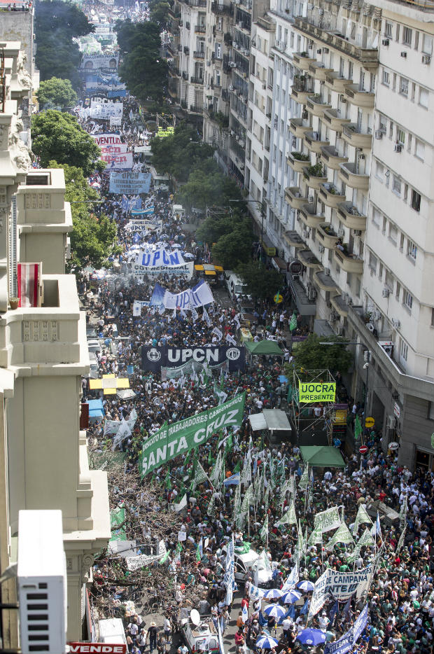 Trabalhadores marcham em protesto convocado por sindicatos em Buenos Aires