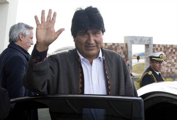 O presidente da Bolvia, Evo Morales, acena a jornalistas ao chegar ao aeroporto de La Paz
