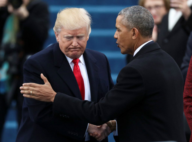 Barack Obama e Donald Trump se cumprimentam na cerimônia de posse do republicano em janeiro