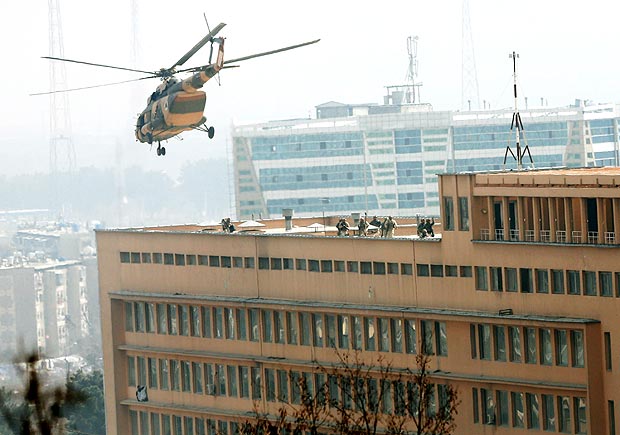 Afghan National Army (ANA) soldiers descend from helicopter on a roof of a military hospital during gunfire and blast in Kabul, Afghanistan March 8, 2017.REUTERS/Mohammad Ismail ORG XMIT: GGGKAB213