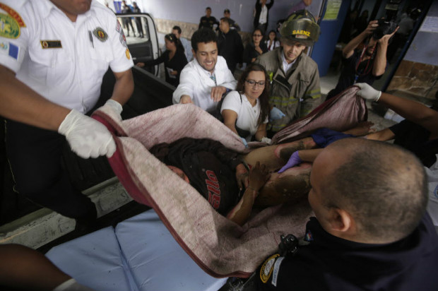Bombeiros resgataram menina ferida no incndio em um abrigo para crianas no leste da Guatemala