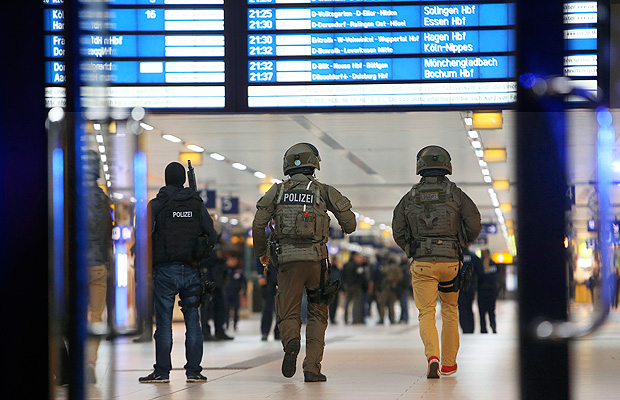 Grupo de elite da polcia entra na principal estao de trem de Dsseldorf, na Alemanha, aps ataque