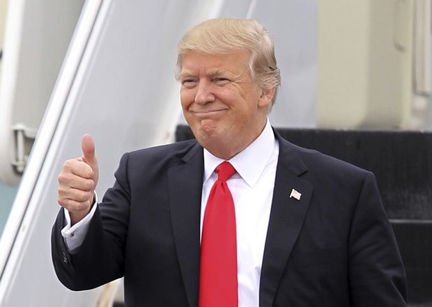 Donald Trump acena ao sair do avio presidencial "Air Force One"