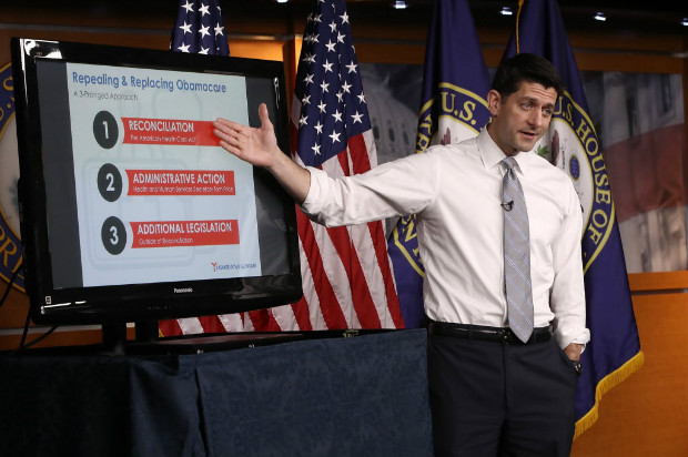 O presidente da Cmara dos Representantes, Paul Ryan, mostra detalhes da lei contra Obamacare