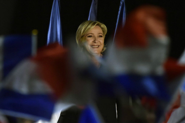 A candidata da extrema direita francesa, Marine Le Pen, participa de comcio em Miranda na quinta