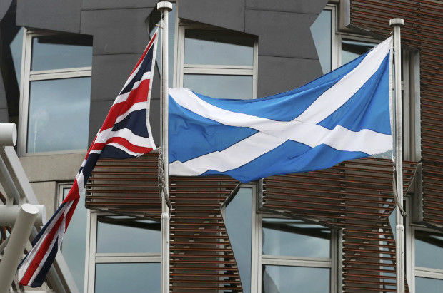 Bandeira da Esccia  vista ao lado da britnica no prdio do Parlamento escocs em Edimburgo