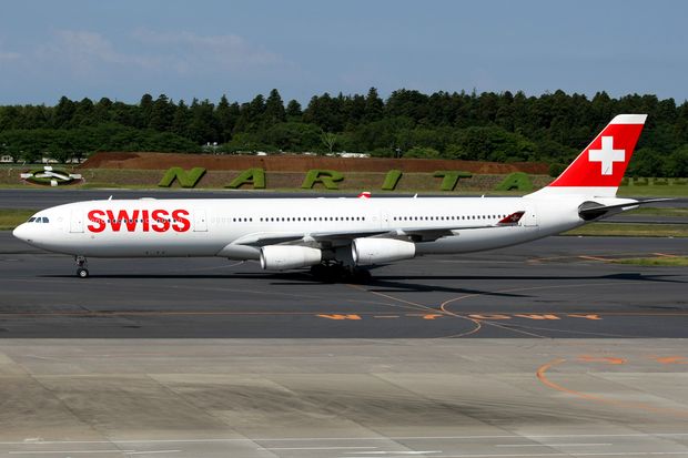 Airbus A340-300 da Swiss na pista do aeroporto internacional de Narita (Tóquio)