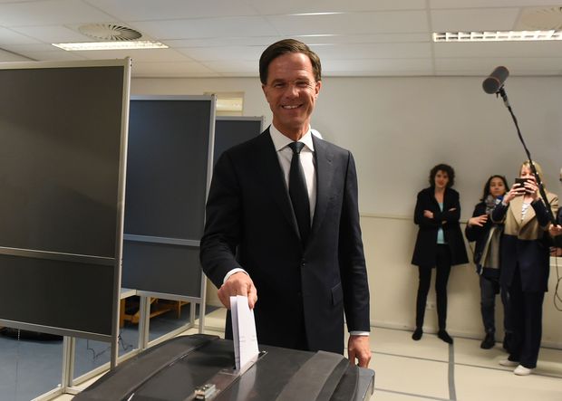 O premi holands, Mark Rutte, do partido de centro-direita VVD, vota em Haia nesta quarta-feira (15)