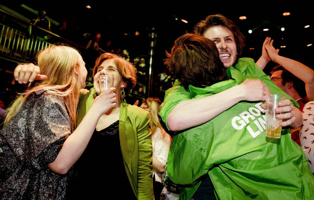 Membros do Partido Verde comemoram quarto lugar nas eleies parlamentares na Holanda