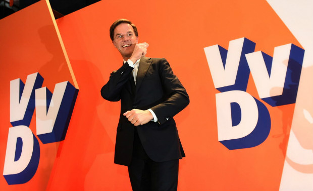 O primeiro-ministro da Holanda, Mark Rutte, comemora o triunfo de seu partido na eleio