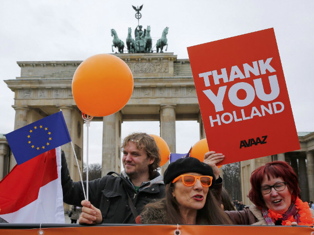 Ativistas do grupo Avaaz comemoram em Berlim a derrota de Geert Wilders na eleio da Holanda