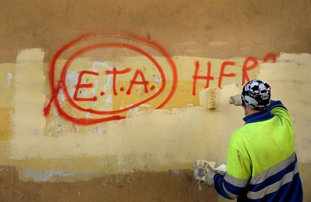 Funcionrio municipal pinta muro que com a inscrio "ETA, O Povo Est Com Voc" na cidade de Guernica, na Espanha 