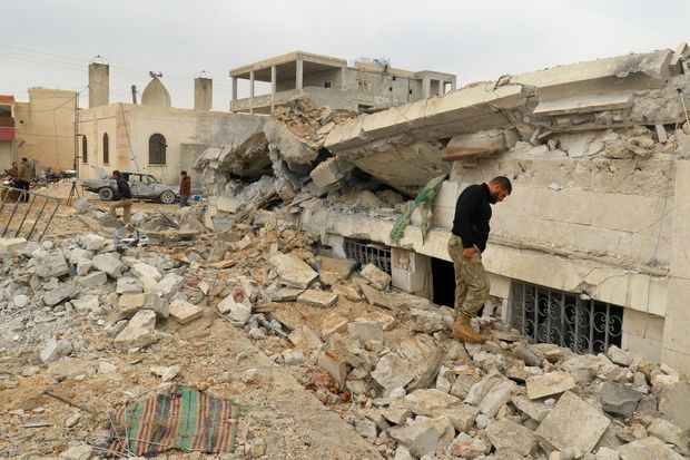 Morador caminha sobre escombros de mesquita atingida por bombardeio em al-Jina, no norte da Sria