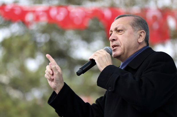 O presidente da Turquia, Recep Tayyip Erdogan, discursa em Eskisehir, onde pediu que turcos que vivem na Europa tenham cinco filhos 