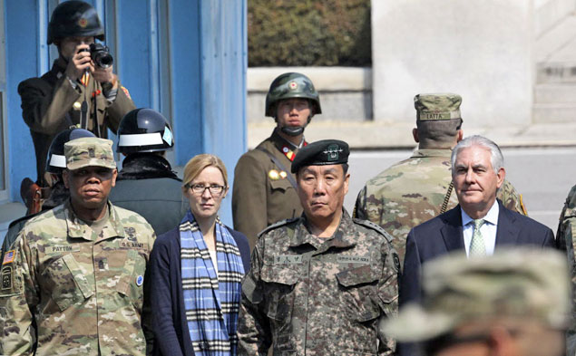 Secretrio de Estado dos EUA, Rex Tillerson (direita), ao lado do comandante sul-coreano Leem Ho-young (centro)