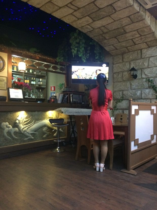 Garonete se prepara para cantar em karaok no Caf Pyongyang de Vladivostok, na Rssia