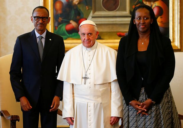 Papa Francisco com o o presidente de Ruanda, Paul Kagame, e a mulher deste, Jeannette 