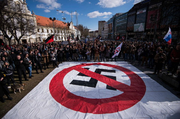 Manifestantes protestam contra o avano da extrema direita em Bratistlava, na Eslovquia, em 11 de maro