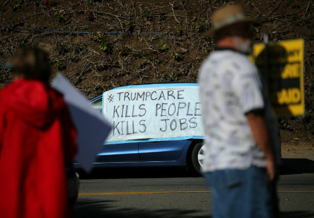 Manifestantes protestam contra fim do Obamacare em frente ao escritório do republicano Darryl Issa