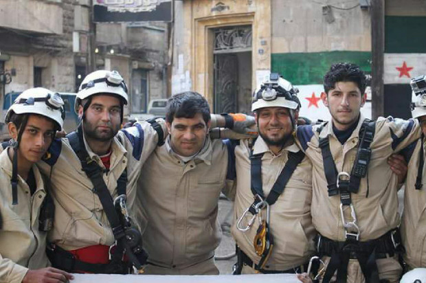 O coordenador dos Capacetes Brancos da provncia de Aleppo, Ammar al-Salmo, aparece ao centro