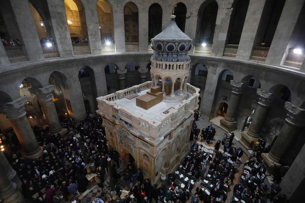 Pessoas comparecem  cerimnia na reabertura do Tmulo de Jesus em Jerusalm