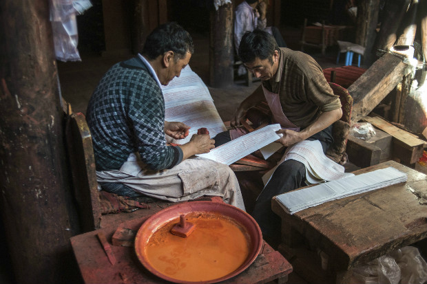 Tibetanos analisam impressos com blocos de madeira, tcnica usada h mais de 300 anos na regio