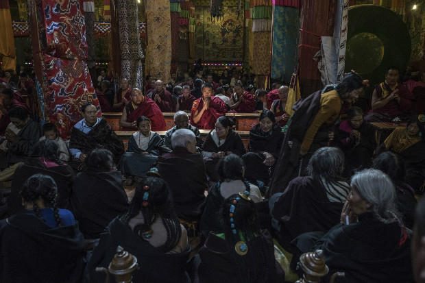 Monges e peregrinos fazem cerimnia no monastrio de Gonchen, de onde vinham os impressores