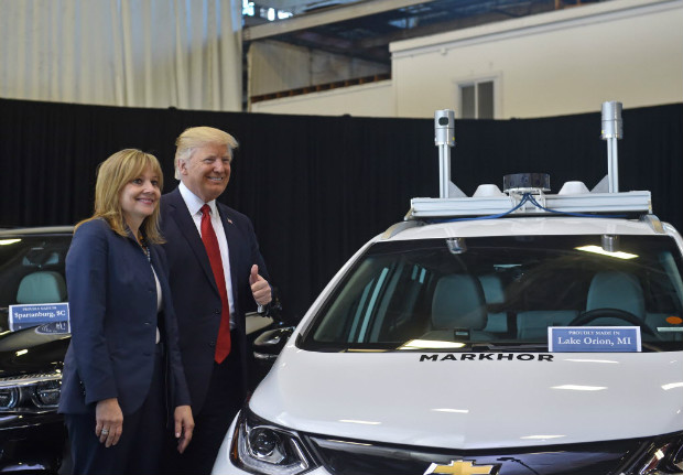 Donald Trump posa ao lado da CEO da GM, Mary Barra, e de carro da empresa em Lake Orion