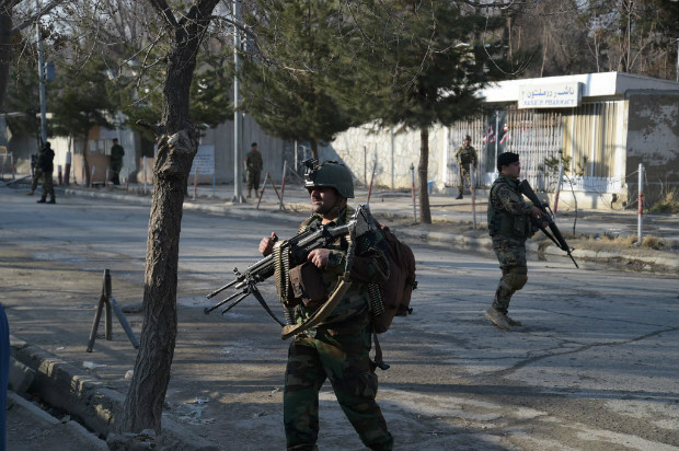 Soldados do Exrcito patrulham hospital militar de Cabul aps ataque da faco Estado Islmico