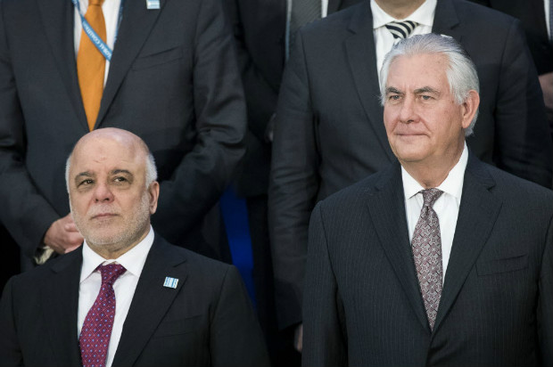 O secretrio de Estado, Rex Tillerson ( dir.), posa para foto ao lado do premi iraquiano, Haider al-Abadi