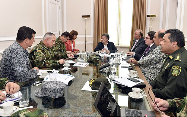 presidente da Colombia, Juan Manuel Santos, se reune com os chefes das Forcas Armadas para debater o caso Venezuela. Foto: Divulgacao/ Presidencia da Colombia ***DIREITOS RESERVADOS. NO PUBLICAR SEM AUTORIZAO DO DETENTOR DOS DIREITOS AUTORAIS E DE IMAGEM***