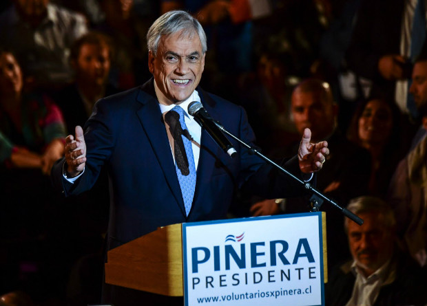Chilean former president (2010-2014) Sebastian Pinera speaks to supporters during the announcement of his candidacy for "Chile Vamos" party for next November presidential elections in Santiago, on March 21, 2017. / AFP PHOTO / MARTIN BERNETTI ORG XMIT: SCL116