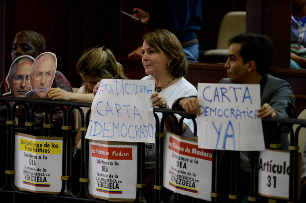 Opositores venezuelanos pedem a suspenso do pas da OEA em sesso da Assembleia Nacional