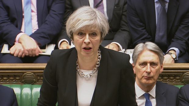 Theresa May, primeira-ministra do Reino Unido, fala no Parlamento britânico, em março