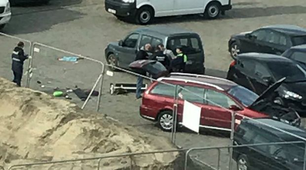 Policiais revistam carro de homem que tentou atropelar pessoas na Blgica nesta quinta (23)