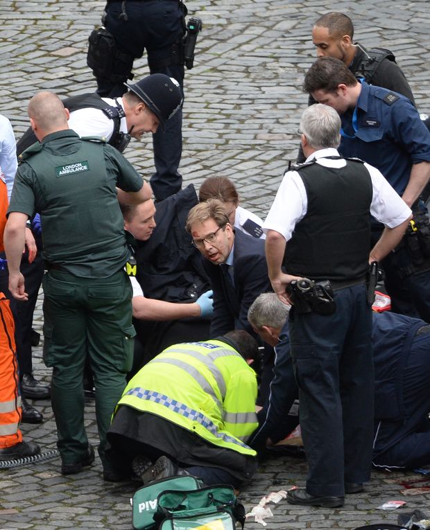 (170322) -- LONDRES, marzo 22, 2017 (Xinhua) -- El miembro del Parlamento britnico y ministro del Gobierno de Reino Unido en la Oficina de Relaciones Exteriores y de la Commonwealth, Tobias Ellwood (2-d), auxilia a un oficial de polica herido frente al Palacio de Westminster, en Londres, Reino Unido, el 22 de marzo de 2017. La polica britnica confirm el mircoles que el nmero de muertos por el ataque ocurrido afuera del Parlamento en el centro de Londres se ha elevado a cinco. El comisionado asistente de la Polica Metropolitana, Mark Rowley, dijo a los reporteros que alrededor de 40 personas resultaron lesionadas en el ataque. (Xinhua/Stefan Rousseau/PA Wire/ZUMAPRESSS) (da) (fnc) ***DERECHOS DE USO UNICAMENTE PARA NORTE Y SUDAMERICA***