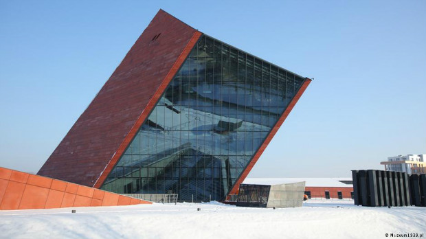 Arquitetura do museu impressiona quem v� de fora, mas o mais impactante est� no subsolo
