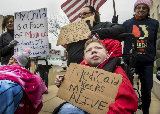 Pais de crianas com doenas crnicas protestam contra cortes da sade de Trump em Peoria, Illinois